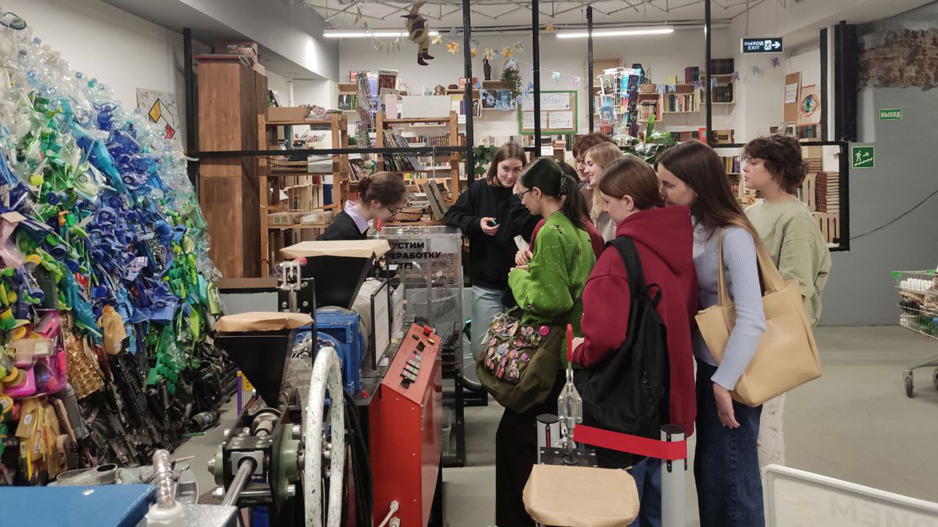 Студенты Менделеевского университета узнали сколько мусора производит человек