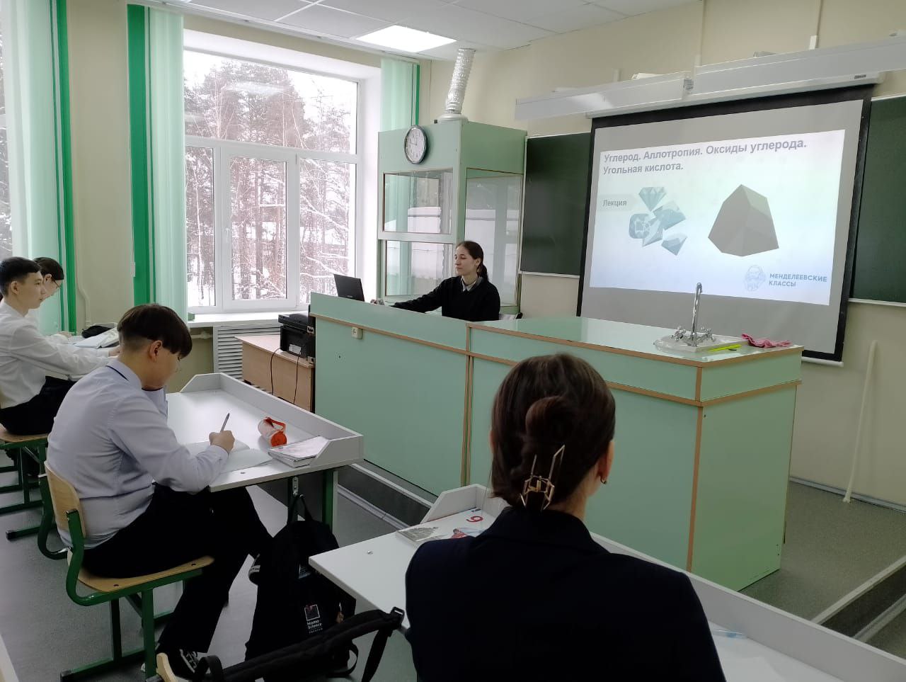 Преподаватель проекта «Менделеевские классы» провела занятия для учеников школы пгт. Мирный 