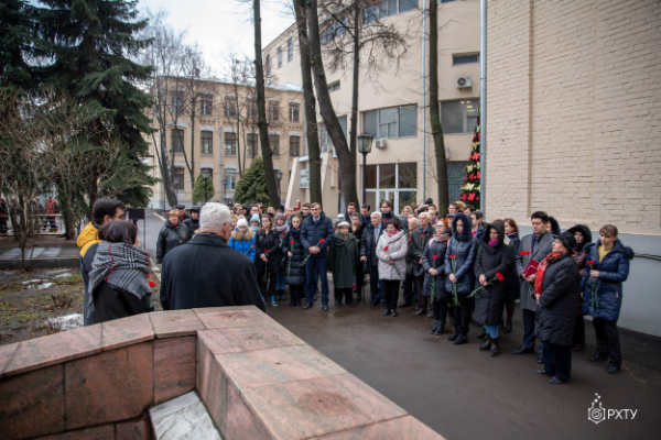 В РХТУ прошло памятное возложение цветов