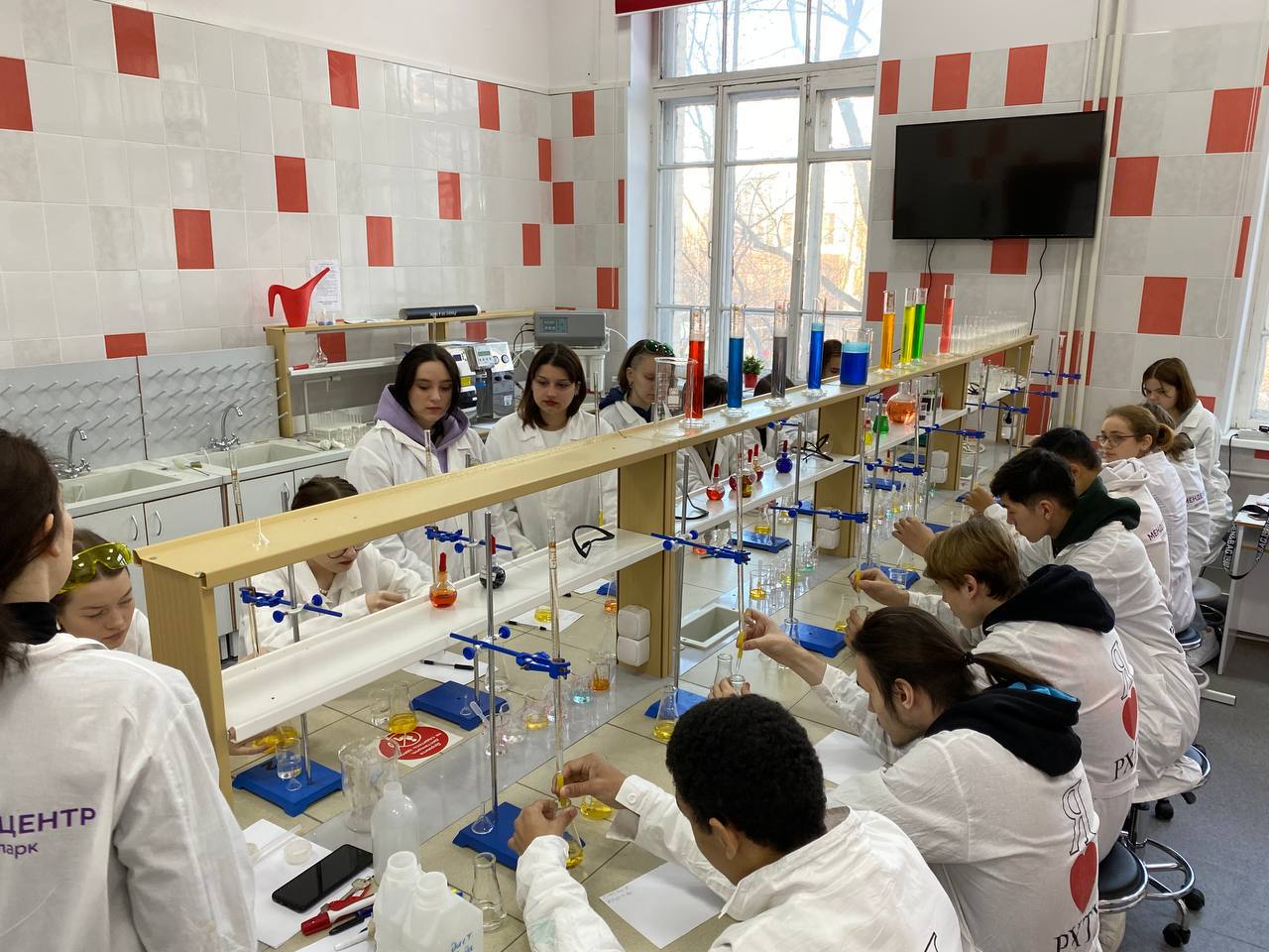 Для вовлечения школьников в научно-техническую деятельность на базе РХТУ действует Центр технологической поддержки образования