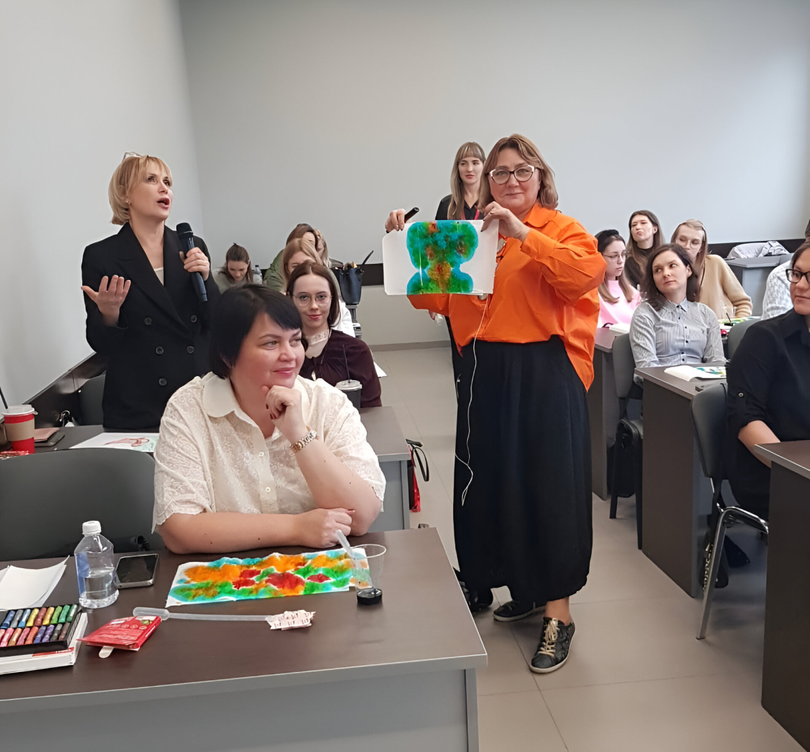 Доцент Менделеевского университета представила авторские методы цветотерапии на ежегодном арт-фестивале в Москве Доцент Менделеевского университета представила авторские методы цветотерапии на ежегодном арт-фестивале в Москве