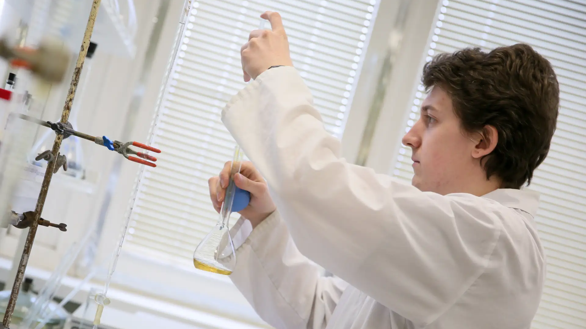 Восемь студентов РХТУ прошли в очный финал Всероссийского Менделеевского конкурса