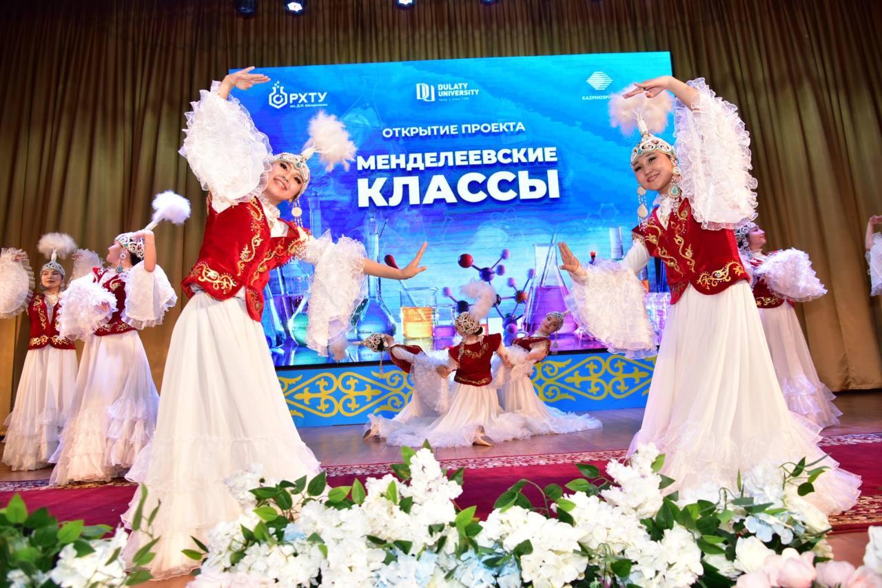 Профориентационный проект «Менделеевские классы» вышел на международный уровень