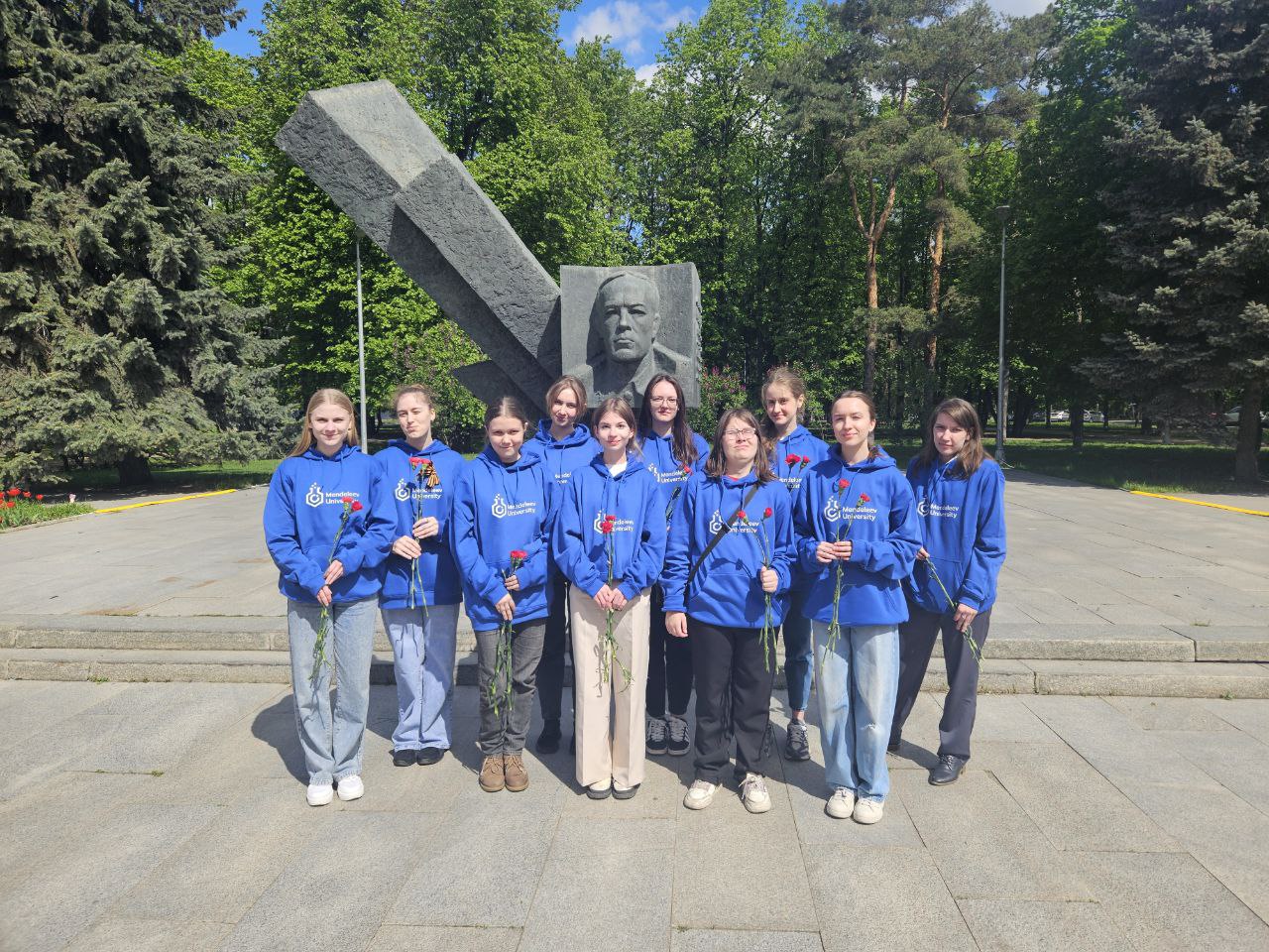 Студенты РХТУ почтили память героев Великой Отечественной войны в рамках акции «Цветы Победы»